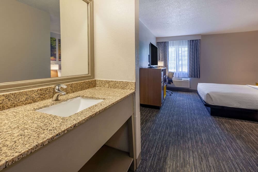 Days Inn by Wyndham Sturtevant / Racine / Mount Pleasant gallery photo in Mount Pleasant, WI — image 5