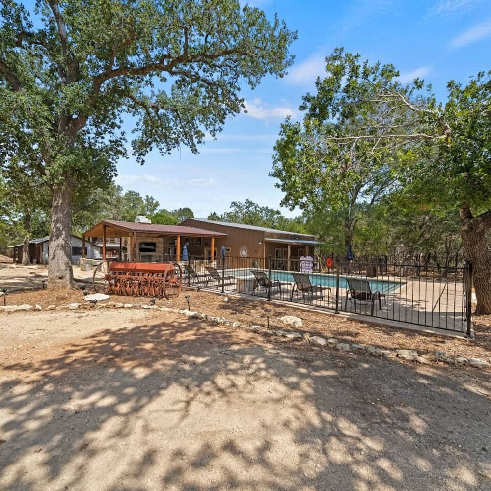 Family/event Retreat Sleeps 28 Amenities Galore interior in Wimberley, TX — gallery photo 2