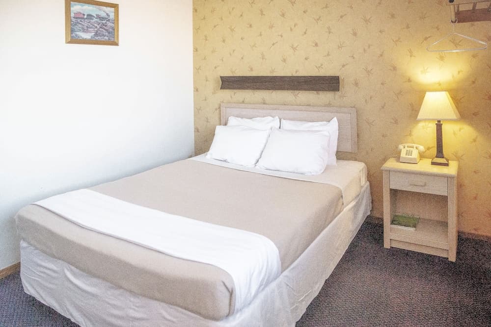 Economy Hotel Drayton property views in Drayton, ND — gallery photo 3