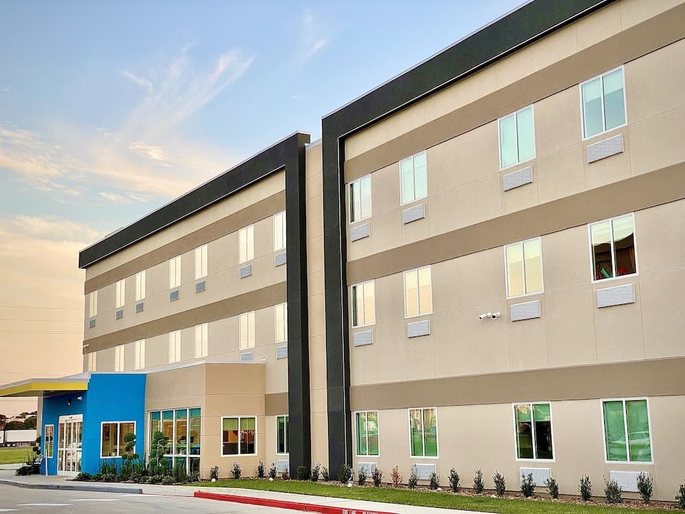 Days Inn & Suites by Wyndham Beaumont West / I-10 & Walden gallery photo in Beaumont, TX — image 27