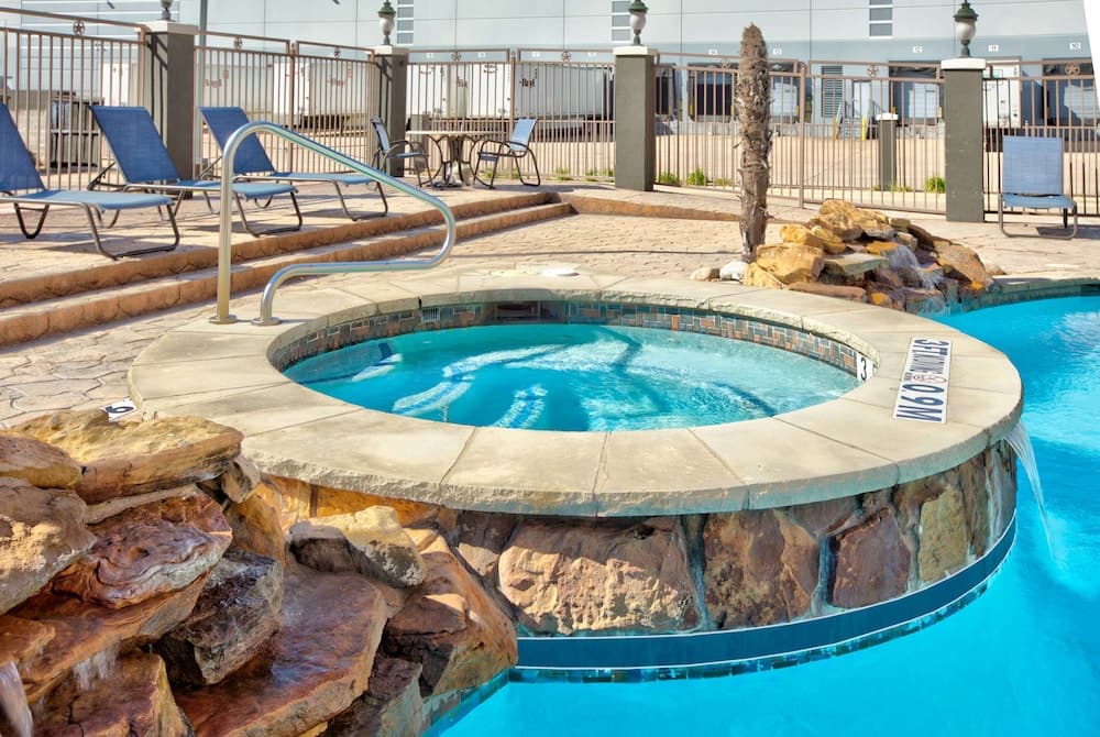 La Quinta Inn & Suites by Wyndham Dallas Grand Prairie South gallery photo in Grand Prairie, TX — image 11