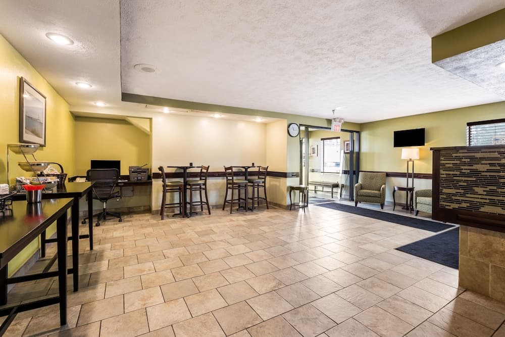 Quality Inn Traverse City interior in Traverse City, MI — gallery photo 2