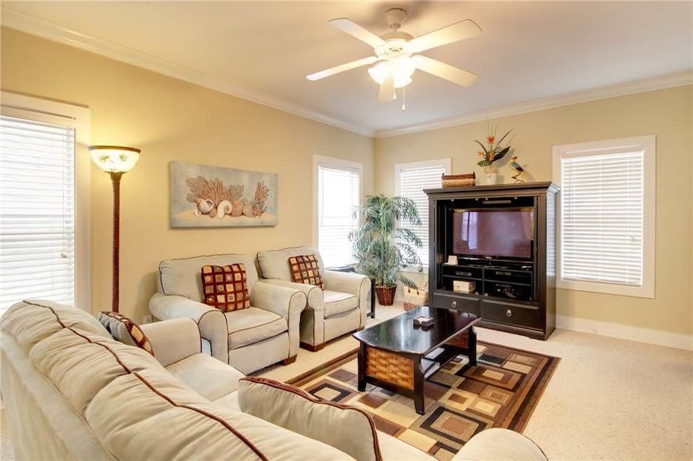 Purple Parrot Village interior in Pensacola, FL — gallery photo 2