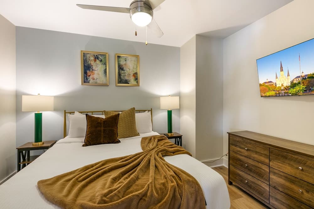 Amazing 4Bed Condo Steps from French Quarter! interior in New Orleans, LA — gallery photo 2