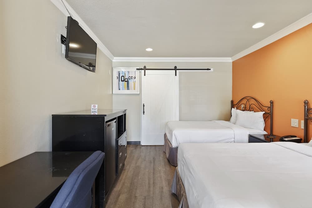 Le Blanc Inn & Suites property views in El Monte, CA — gallery photo 3
