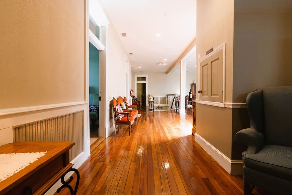 Oak Tree Hotel interior in Arcadia, FL — gallery photo 2