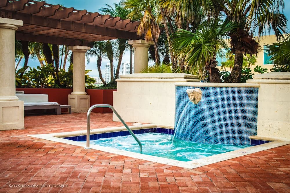 Best Holiday Suites interior in Sunny Isles Beach, FL — gallery photo 2