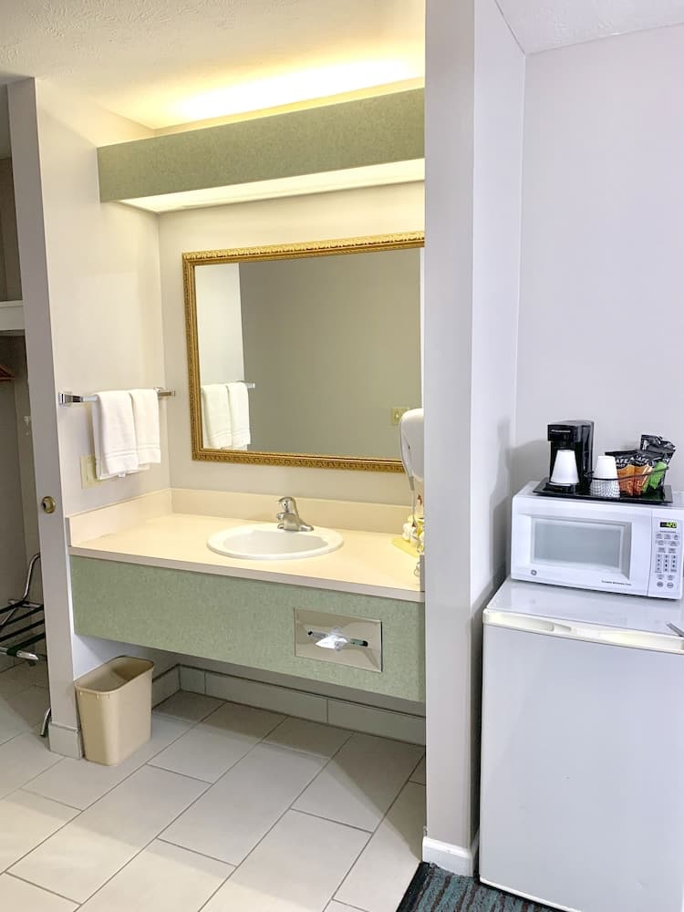 BridgePointe Inn & Suites by BPhotels, Lincoln I-80/27th St interior in Lincoln, NE — gallery photo 2