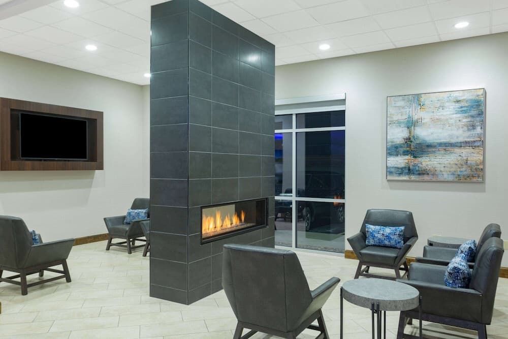La Quinta Inn & Suites by Wyndham Joplin interior in Joplin, MO — gallery photo 2