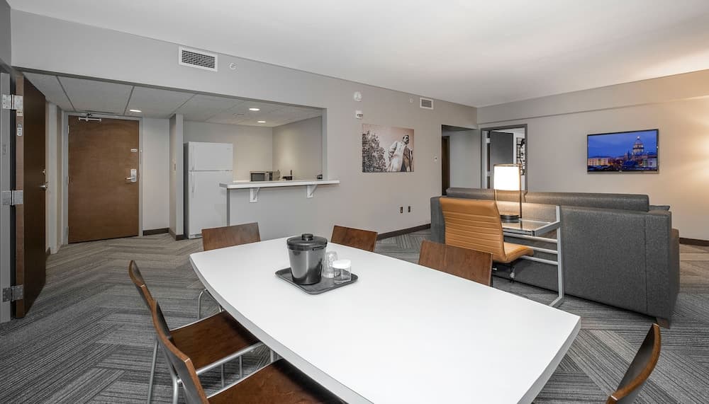 State House Inn, Trademark Collection by Wyndham property views in Springfield, IL — gallery photo 3