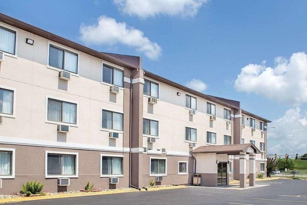 Boarders Inn & Suites by Cobblestone Hotels - Waterloo/Cedar Falls featured exterior or lobby in Waterloo, IA — similar hotel
