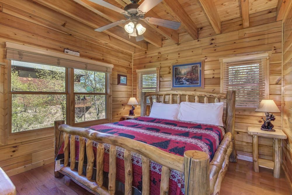 A Smoky Mountain Hide-a-way interior in Sevierville, TN — gallery photo 2