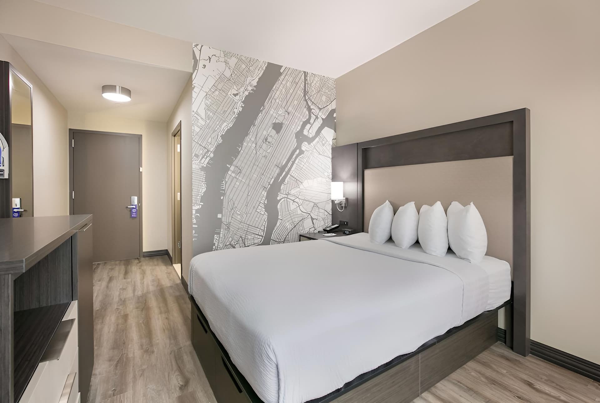 Best Western Plus Executive Residency Bronx property views in Bronx, NY — gallery photo 3