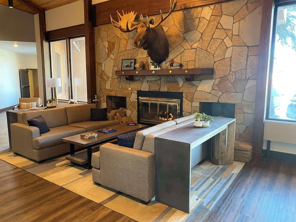 Best Western Lake Lucille Inn interior in Wasilla, AK — gallery photo 2