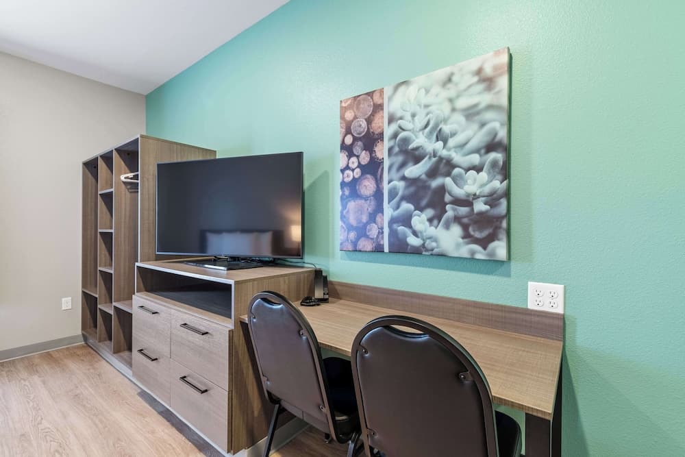 ECHO Suites Extended Stay by Wyndham Dallas Plano/Richardson property views in Plano, TX — gallery photo 3