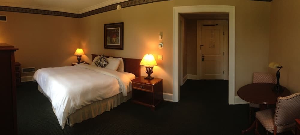 Bertram Inn at Glenmoor interior in Canton, OH — gallery photo 2