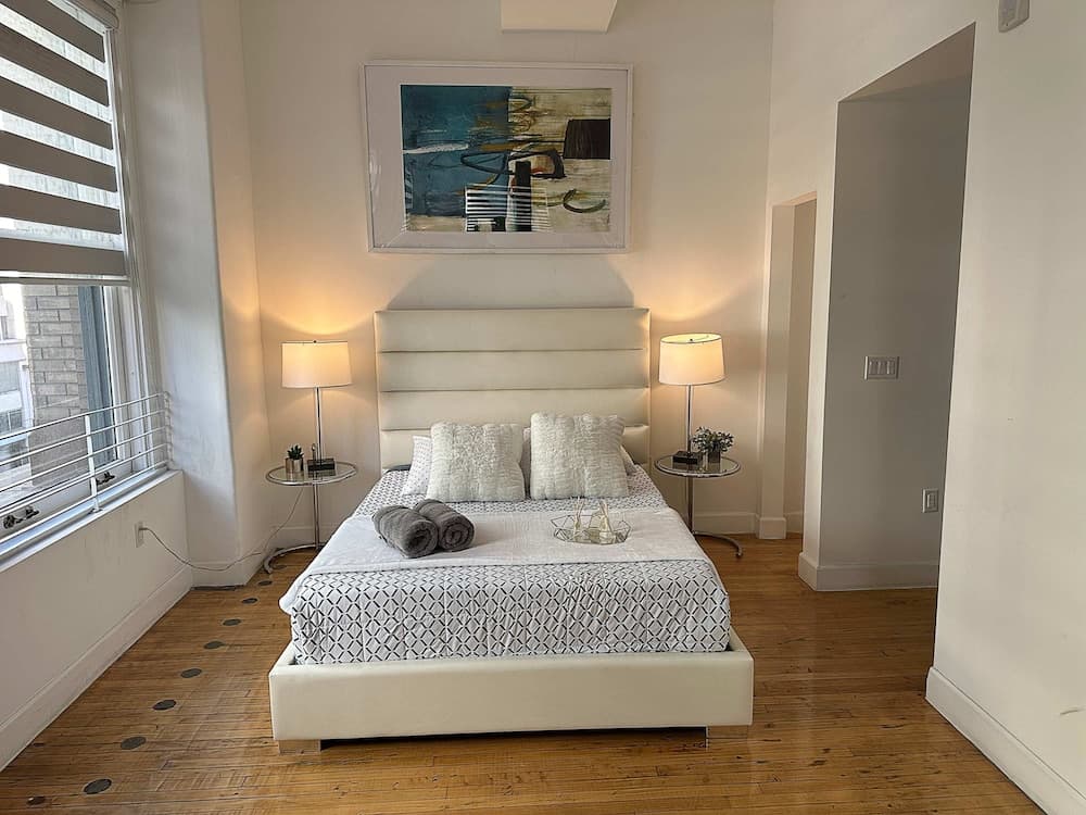 Stylish XL 2br/2ba At HWH by Oneluxstay property views in Los Angeles, CA — gallery photo 3