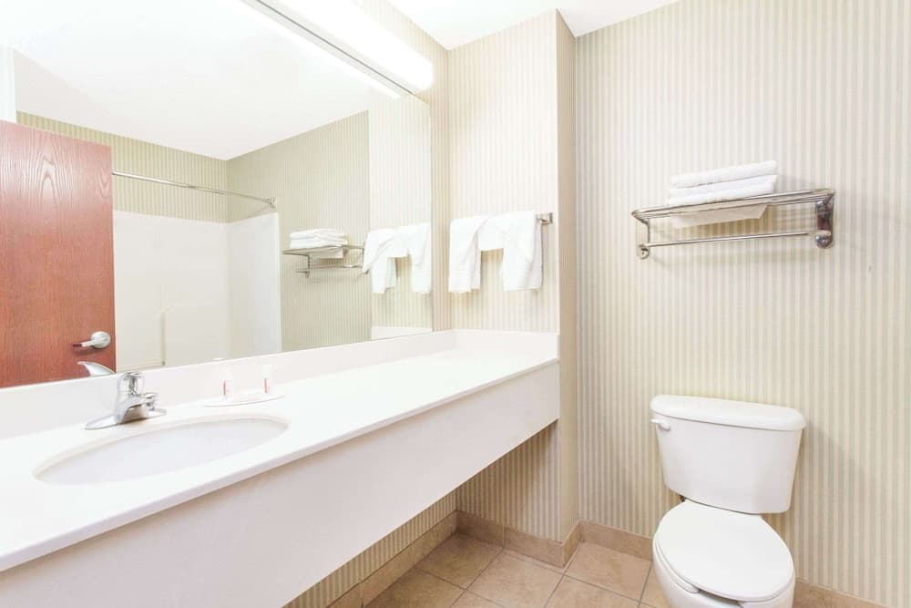 Days Inn & Suites by Wyndham Seaford gallery photo in Seaford, DE — image 12