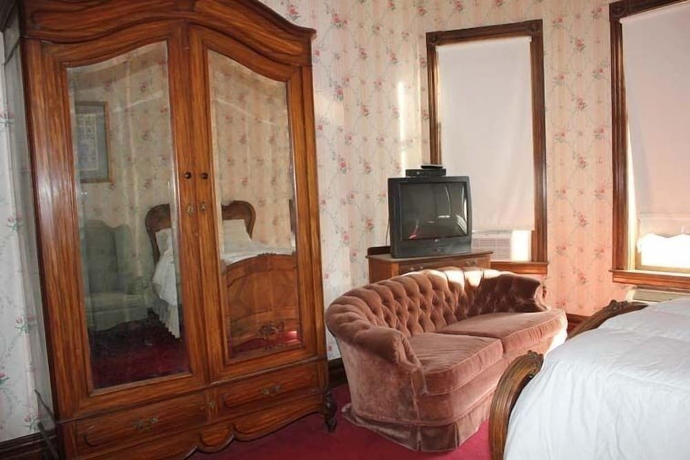 Irwin Street Inn interior in Hanford, CA — gallery photo 2