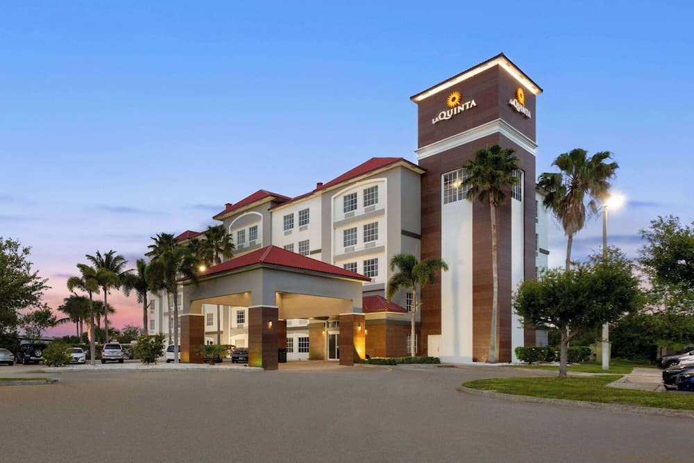 La Quinta Inn & Suites by Wyndham Ft. Pierce interior in Fort Pierce, FL — gallery photo 2