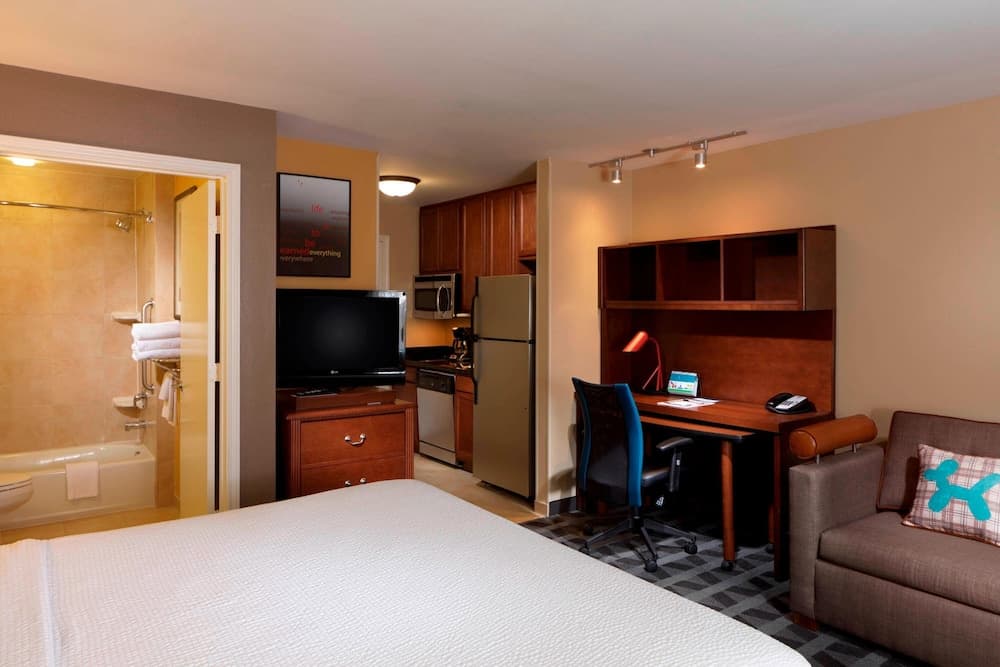TownePlace Suites by Marriott Houston Intercontinental Arpt property views in Houston, TX — gallery photo 3