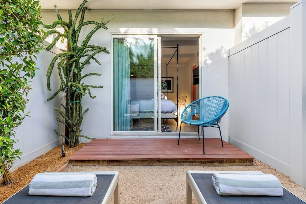 the Weekend property views in Palm Springs, CA — gallery photo 3