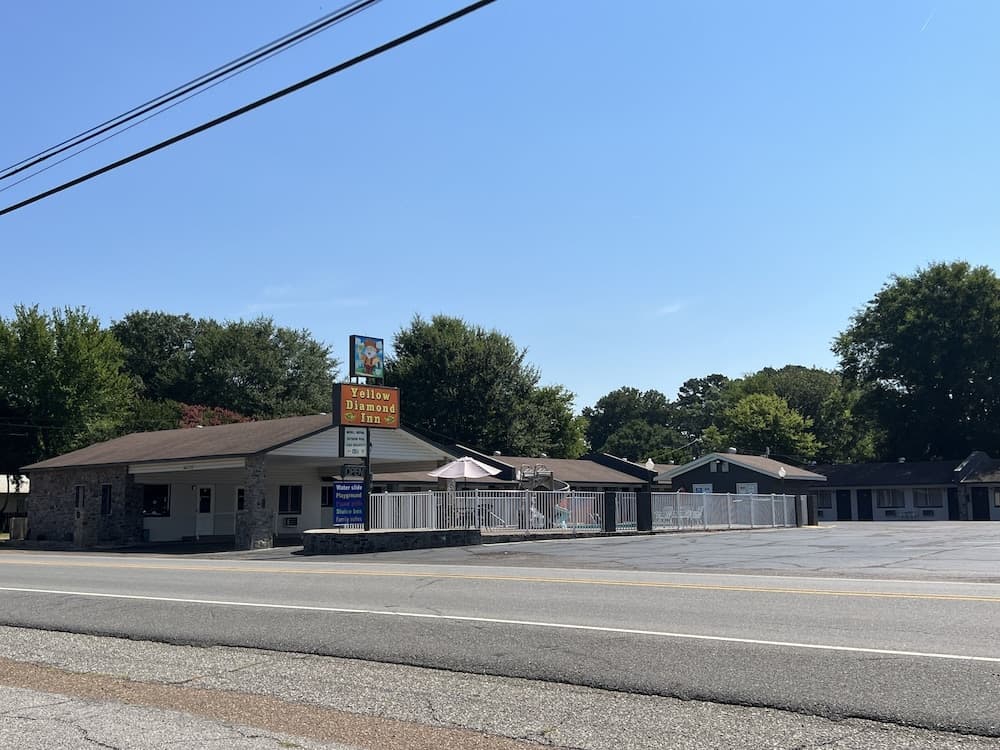 Yellow Diamond Inn featured exterior or lobby in Murfreesboro, AR — similar hotel