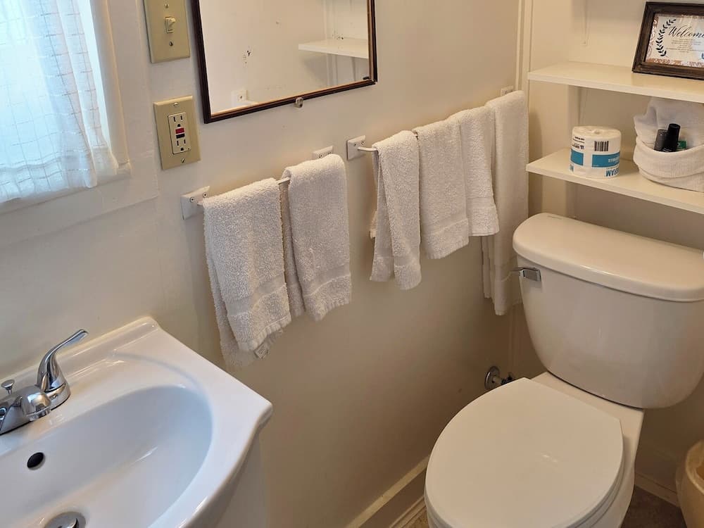 Adirondack Sunrise Motel and Cabins interior in Lake George — gallery photo 2
