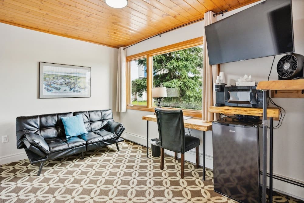 Highliner Hotel - Deluxe Double Queen with Mountain View by RedAwning interior in Anchorage, AK — gallery photo 2