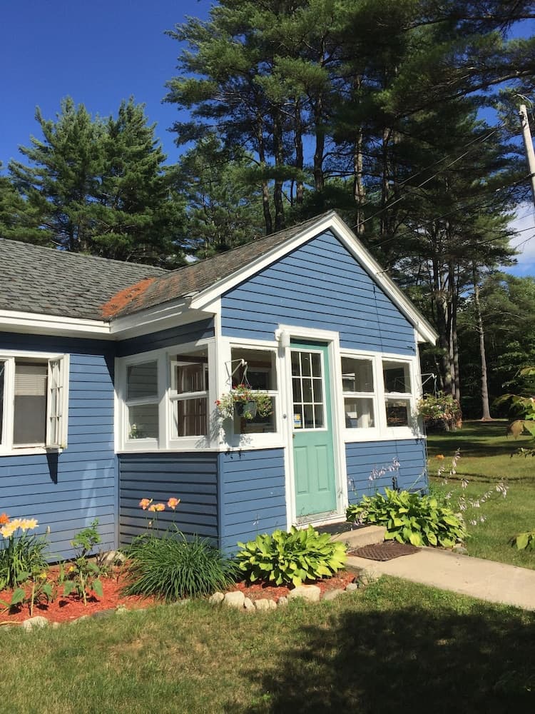 Savoie's Lodging interior in Center Harbor — gallery photo 2