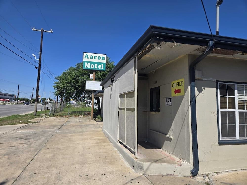 Aaron Motel By OYO San Antonio NW I-10 featured exterior or lobby in San Antonio, TX — similar hotel