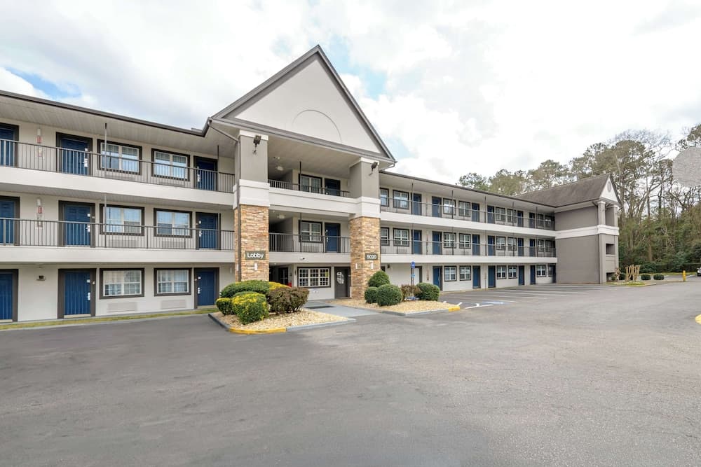 Studio 6 Columbus, GA – Columbus Airport featured exterior or lobby in Columbus, GA — similar hotel