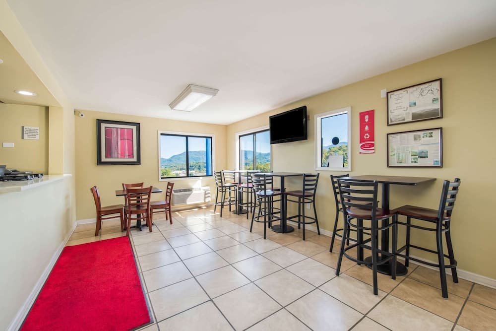 Econo Lodge Waynesville property views in Waynesville, NC — gallery photo 3
