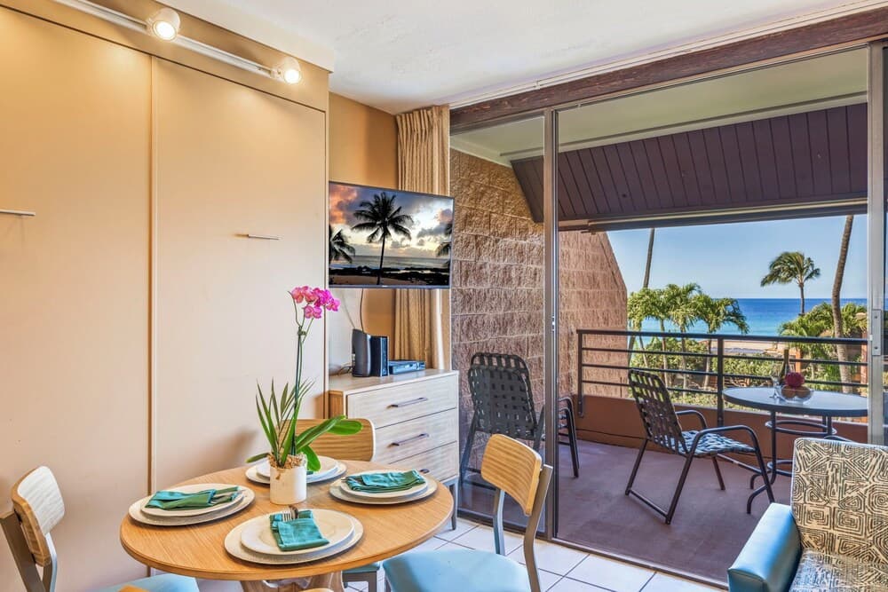 Kuleana Club - 320 interior in Lahaina, HI — gallery photo 2