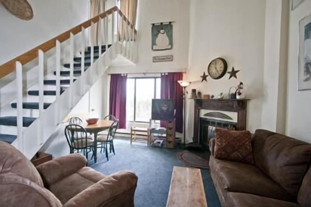 Silver Creek Lodge interior in Snowshoe — gallery photo 2
