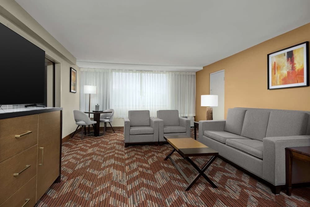 DoubleTree by Hilton Greensboro Airport interior in Greensboro, NC — gallery photo 2