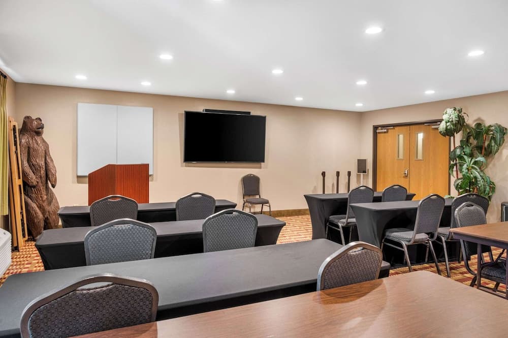 White Pines Inn & Suites gallery photo in Holland, MI — image 6