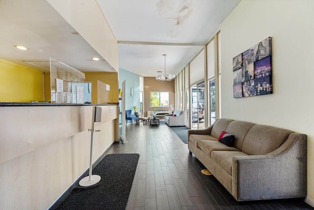 MC Pacific Inn & Suites interior in Torrance, CA — gallery photo 2