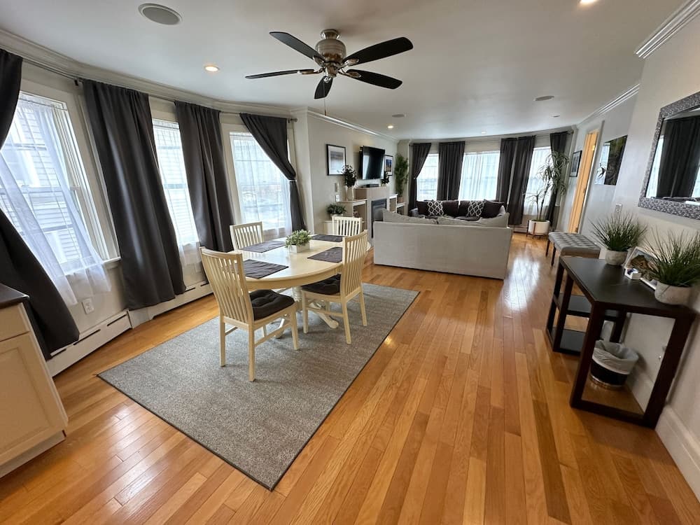 86 Dr Marcus House - Popular Broadway Area interior in Newport, RI — gallery photo 2