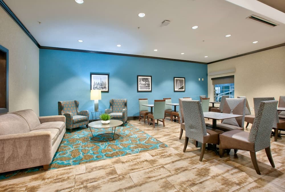 La Quinta Inn & Suites by Wyndham Dallas Grand Prairie South interior in Grand Prairie, TX — gallery photo 2