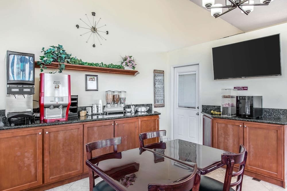 Rodeway Inn & Suites Canyon Lake-Menifee West gallery photo in Menifee, CA — image 21