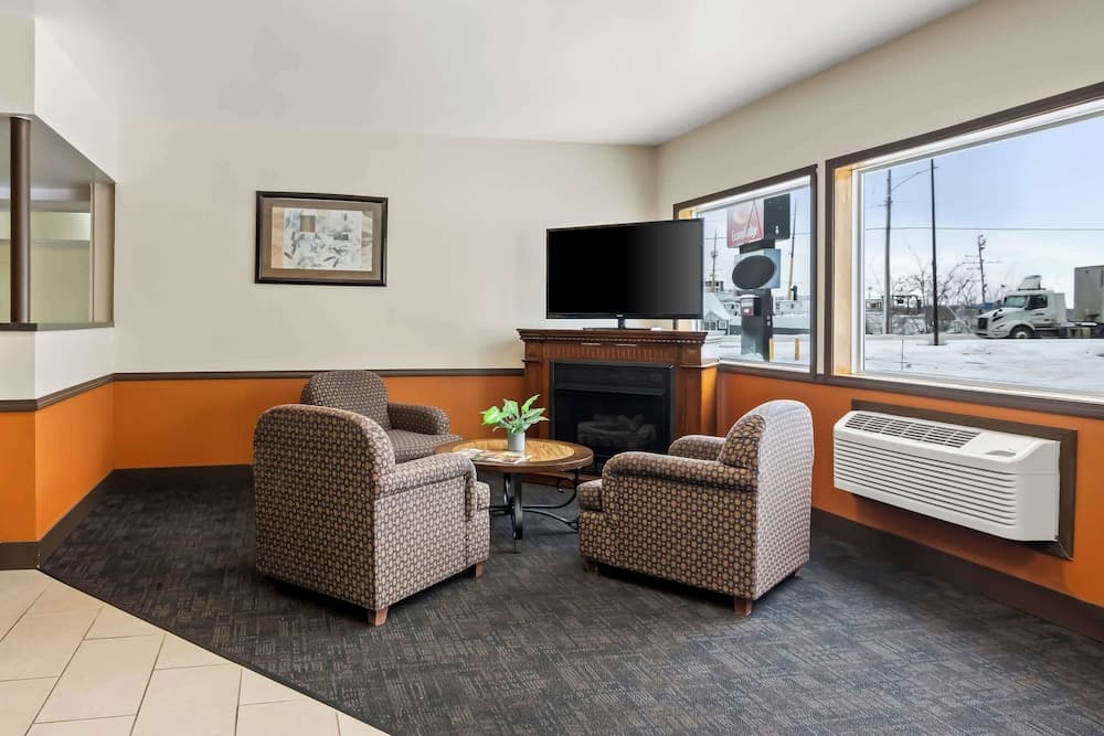 Econo Lodge Manistee interior in Manistee, MI — gallery photo 2