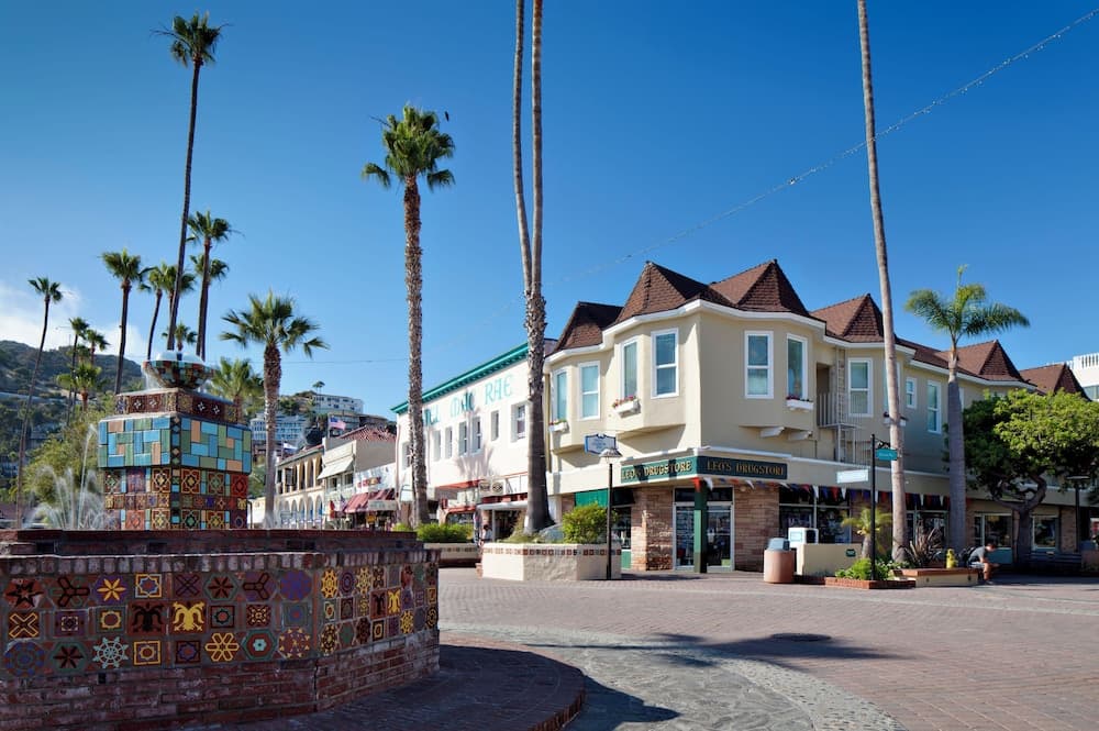 Snug Harbor Inn interior in Avalon, CA — gallery photo 2