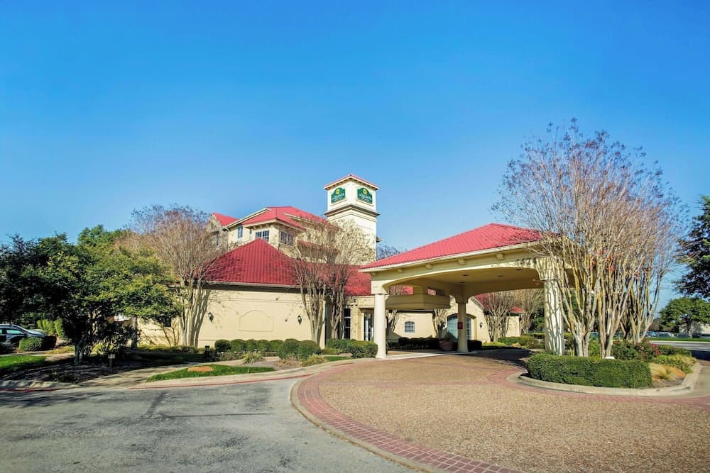 La Quinta Inn & Suites by Wyndham Austin Southwest featured exterior or lobby in Austin, TX — similar hotel