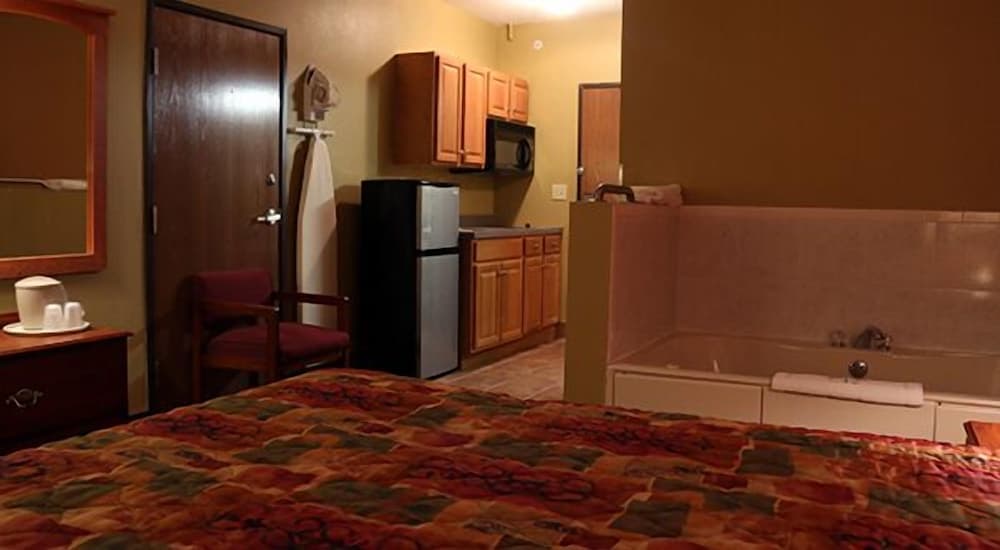 HomeTown Inn & Suites property views in Schererville, IN — gallery photo 3