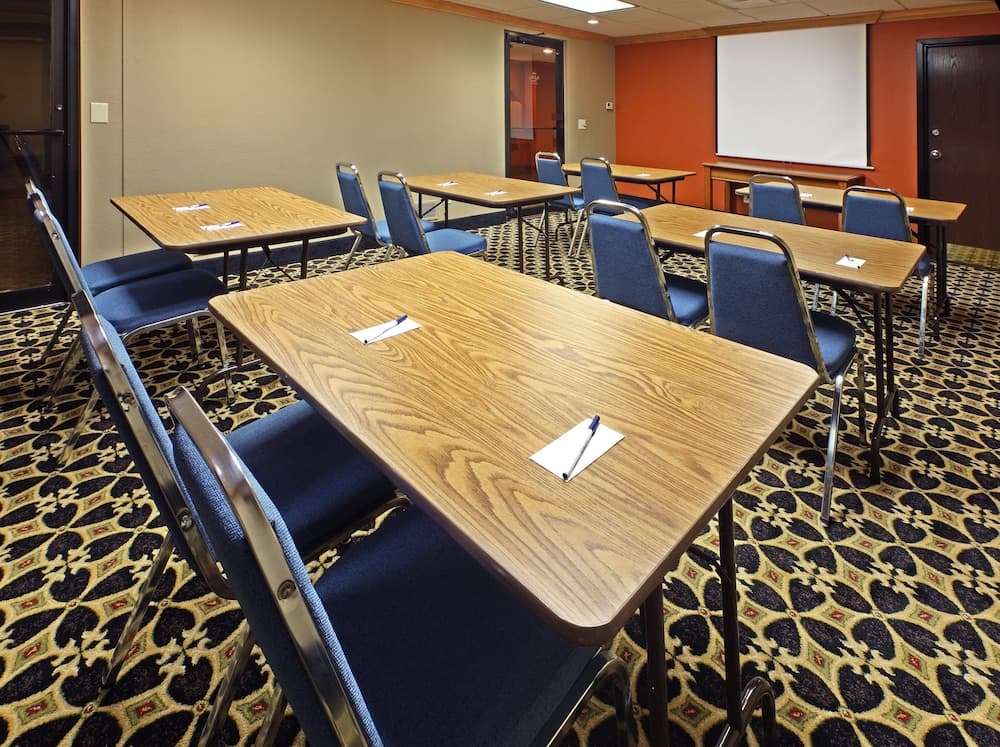 Holiday Inn Express Fayetteville- Univ of AR Area by IHG gallery photo in Fayetteville, AR — image 11