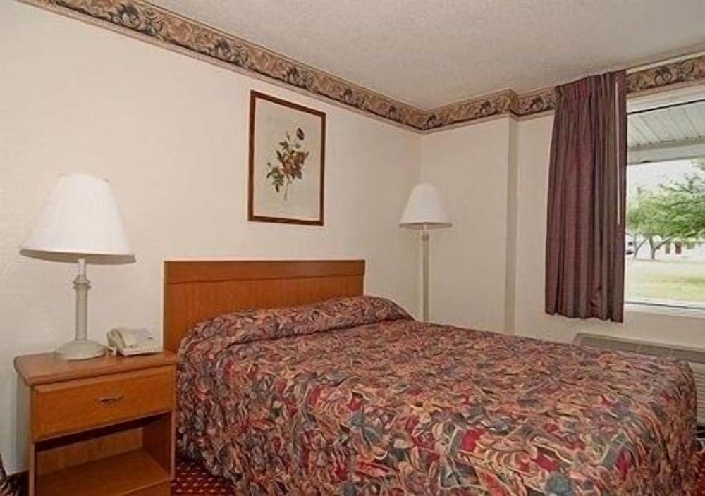 Gateway Inn interior in Petersburg, VA — gallery photo 2