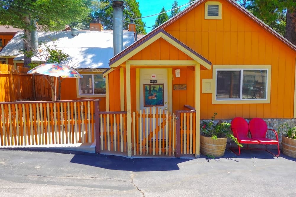 Sleepy Hollow Cabins and Hotel property views in Crestline, CA — gallery photo 3