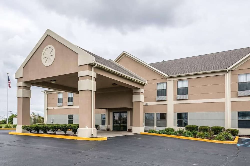 Relax Inn & Suites featured exterior or lobby in Kentland, IN — similar hotel