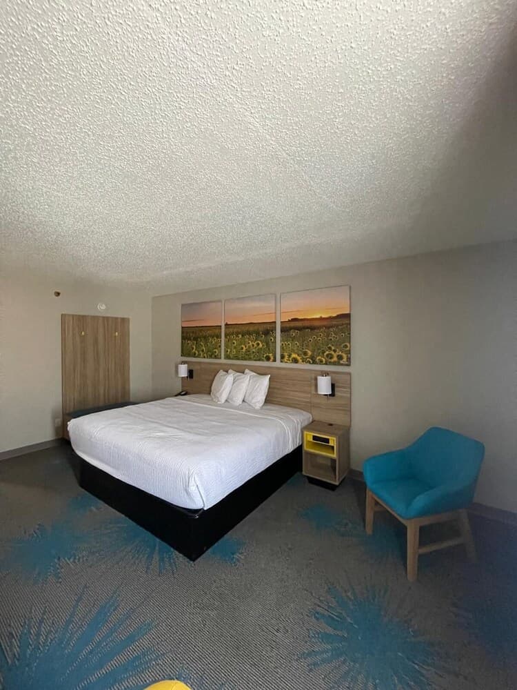 Days Inn by Wyndham Mandan Bismarck Area interior in Mandan, ND — gallery photo 2